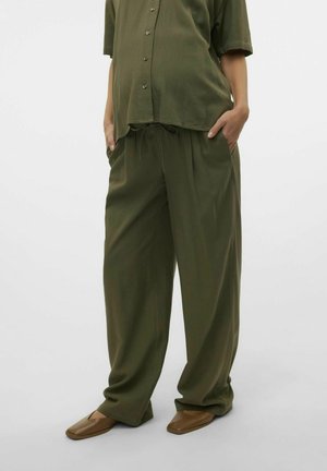 Olivovo zelené, voľné nohavice s elastickým pásom, ktoré majú bočné vrecká a hladkú textúru. Kombinované s ladiacou košeľou.
