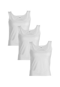 Drie witte katoenen tanktops met een ronde hals en brede bandjes, met een gladde textuur en een getailleerd ontwerp.
