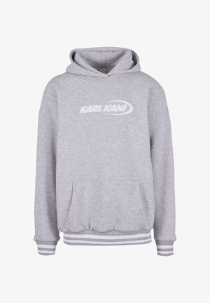Pelēks kapucis ar priekšējo kabatu, ribotām apmalēm un piedurknēm, ar baltu „KARL KANI” logo uz krūšu. Mīksts, teksturēts audums.