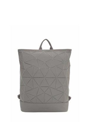 Šedý batoh s geometrickým vzorem, s texturovaným horním uchopením a nastavitelnými popruhy, se značkou "Suri Frey" uprostřed dole.