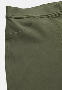 Olijfgroene katoenen broek met een gladde textuur, voorzien van een voorknop en stiksels langs de tailleband en naden.