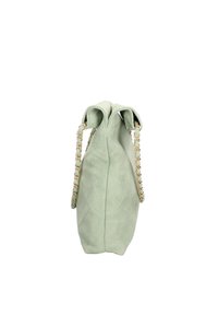 Gezquilted groene suede handtas met een geknoopte bovenkant en gouden kettingband. Soepele textuur, ronde vorm en een minimalistisch ontwerp.