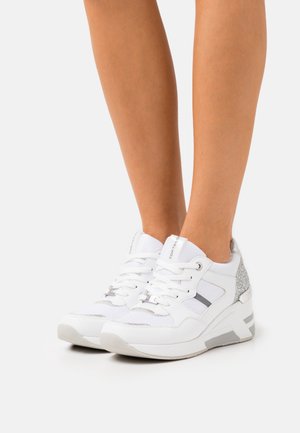 Weiße Sneakers aus Netz- und Lederstoffen, mit einem Keilabsatz, silbernen Akzenten und strukturierten Details an den Seiten.