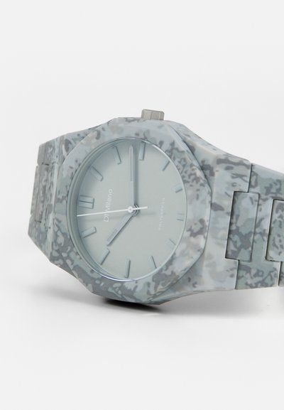 Ronde grijze camouflagehorloge van polycarbonaat met een gestructureerde band, minimalistische wijzerplaat en zilveren uurmarkeringen. Heeft een gepolijste kroon.