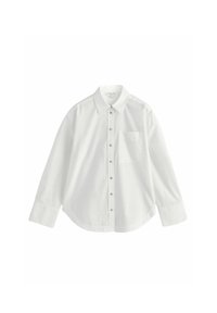 Hvid langærmet skjorte med spids krave, knaplukning foran, enkelt brystlomme og let buet kant. Stoffet ser glat og vævet ud.