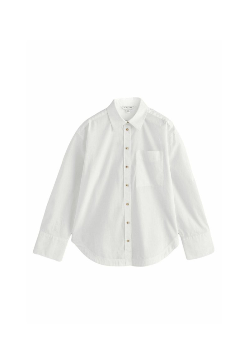 Hvid langærmet skjorte med spids krave, knaplukning foran, enkelt brystlomme og let buet kant. Stoffet ser glat og vævet ud.