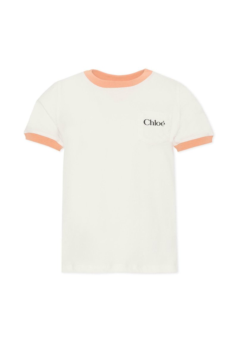Biała koszulka z krótkim rękawem z pomarańczowym prążkowanym kołnierzem i mankietami rękawów. Posiada małą kieszonkę na piersi z nazwą marki "Chloé" w czerni.