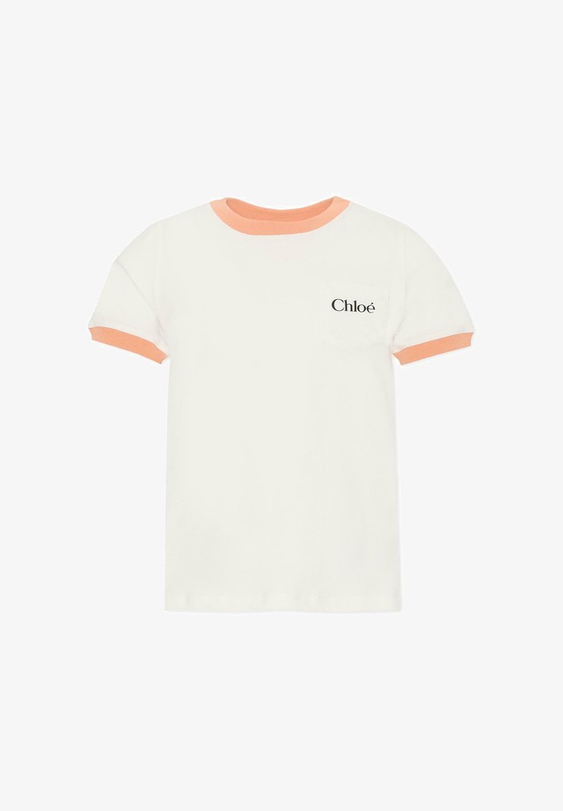 Biała koszulka z krótkim rękawem z pomarańczowym prążkowanym kołnierzem i mankietami rękawów. Posiada małą kieszonkę na piersi z nazwą marki "Chloé" w czerni.
