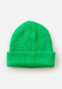 Grøn strikket beanie-hat med en blød, fuzzy tekstur, der har en ribbet kant og rundt top, designet til varme og komfort.