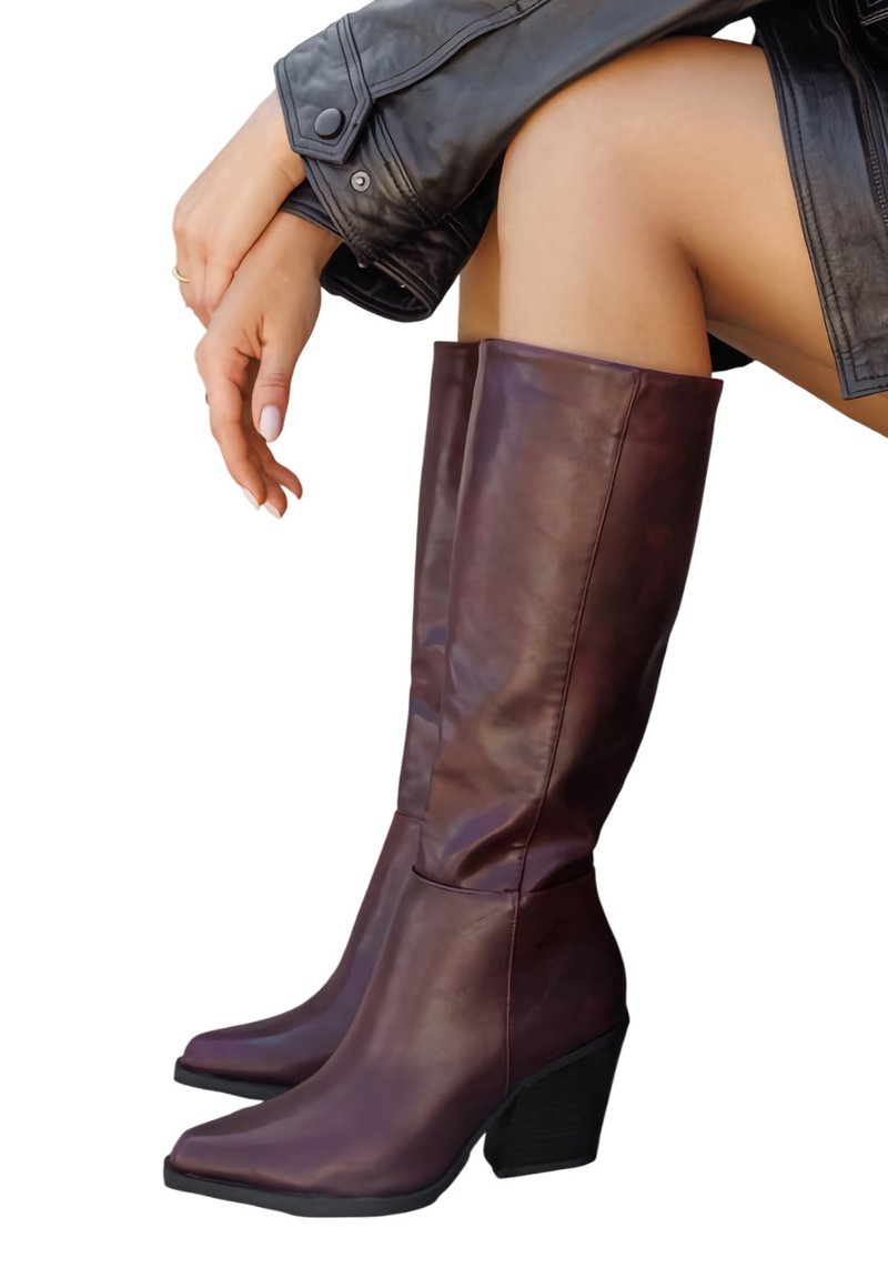 Bottines en cuir marron jusqu'au genou avec un bout carré et un talon épais, présentant une texture lisse et des détails de couture le long de la tige.