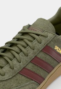 adidas Originals HANDBALL SPEZIAL UNISEX - Sneakers low - focus olive/fox brown