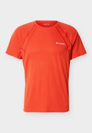 T-shirt de sport à manches courtes orange vif avec col rond, manches raglan et logo Columbia blanc sur la poitrine gauche.