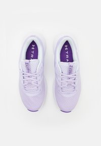 Pantofi sport de culoare violet deschis cu partea superioară din plasă, accente albe, șireturi plate și o branț violet cu un logo.