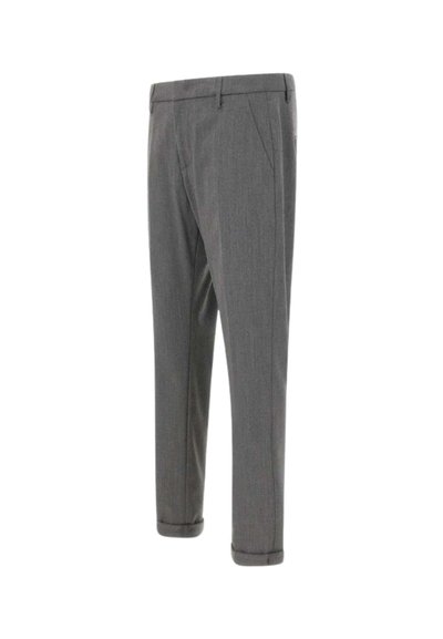 Pantalones gris a medida con una textura suave, que presentan dos bolsillos delanteros, un corte recto y dobladillos enrollados para un aspecto pulido.