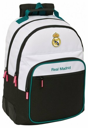 Czarnobiały plecak Real Madrid z wieloma zapinanymi na zamek komorami i turkusowymi wykończeniami, z logo i nazwą klubu.