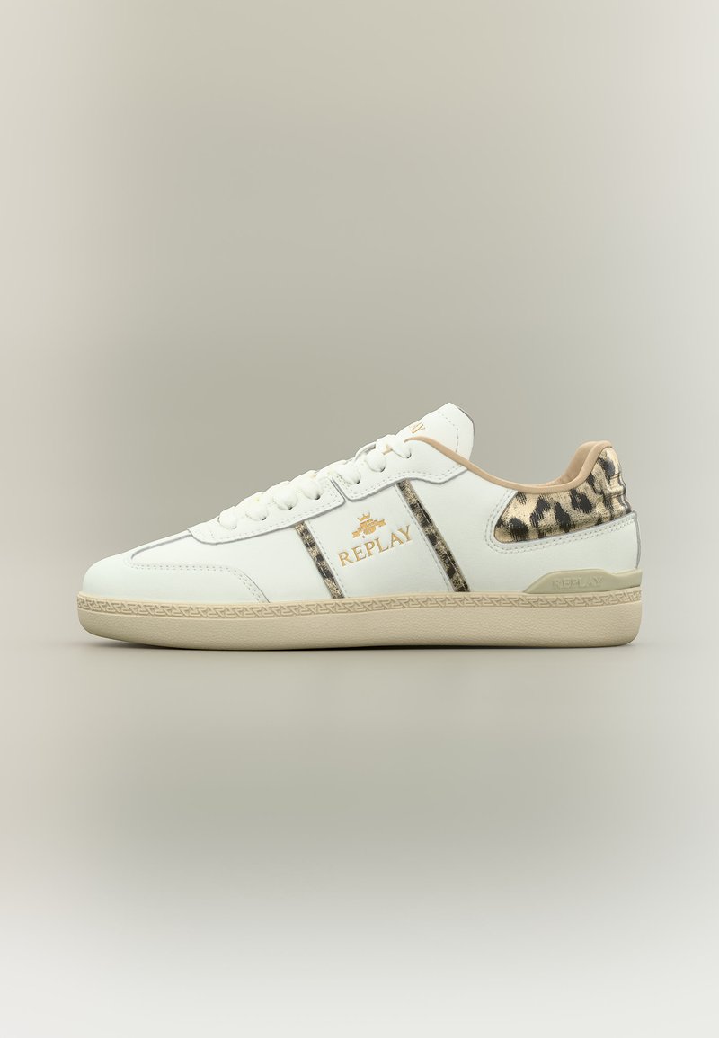 Λευκό sneaker χαμηλού πάτου με μπεζ σόλα, πίσω μέρος με λεοπάρ σχέδιο και ρίγες, χρυσό λογότυπο «Replay» στο πλάι.