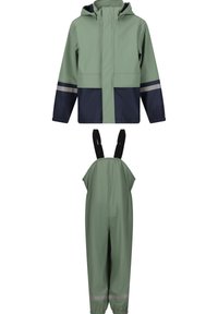 Giacca impermeabile verde e blu con cappuccio e strisce riflettenti, abbinata a salopette verdi coordinate con spalline regolabili.