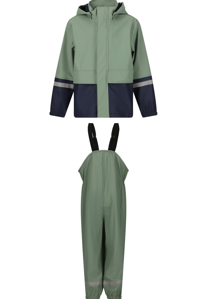 Giacca impermeabile verde e blu con cappuccio e strisce riflettenti, abbinata a salopette verdi coordinate con spalline regolabili.
