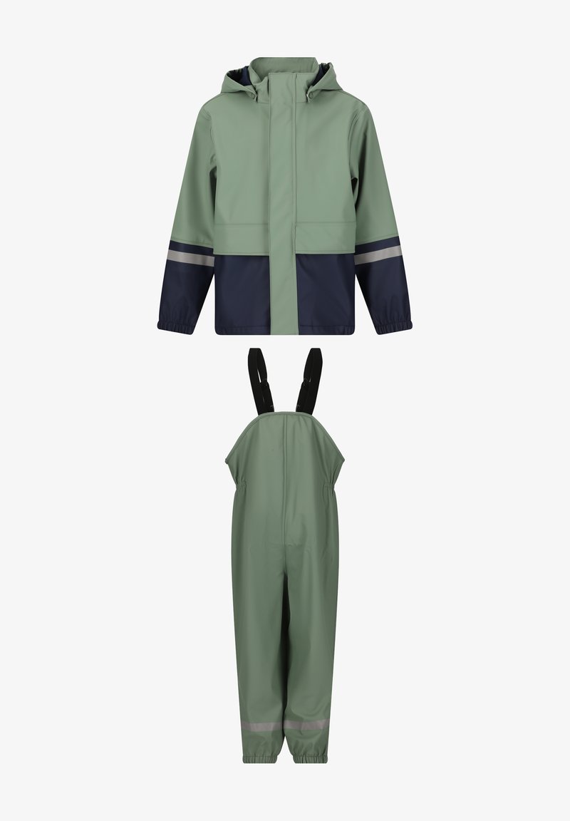 Grøn og marineblå vandtæt regnjakke med hætte og reflekterende striber, parret med matchende grønne overalls med justerbare stropper.