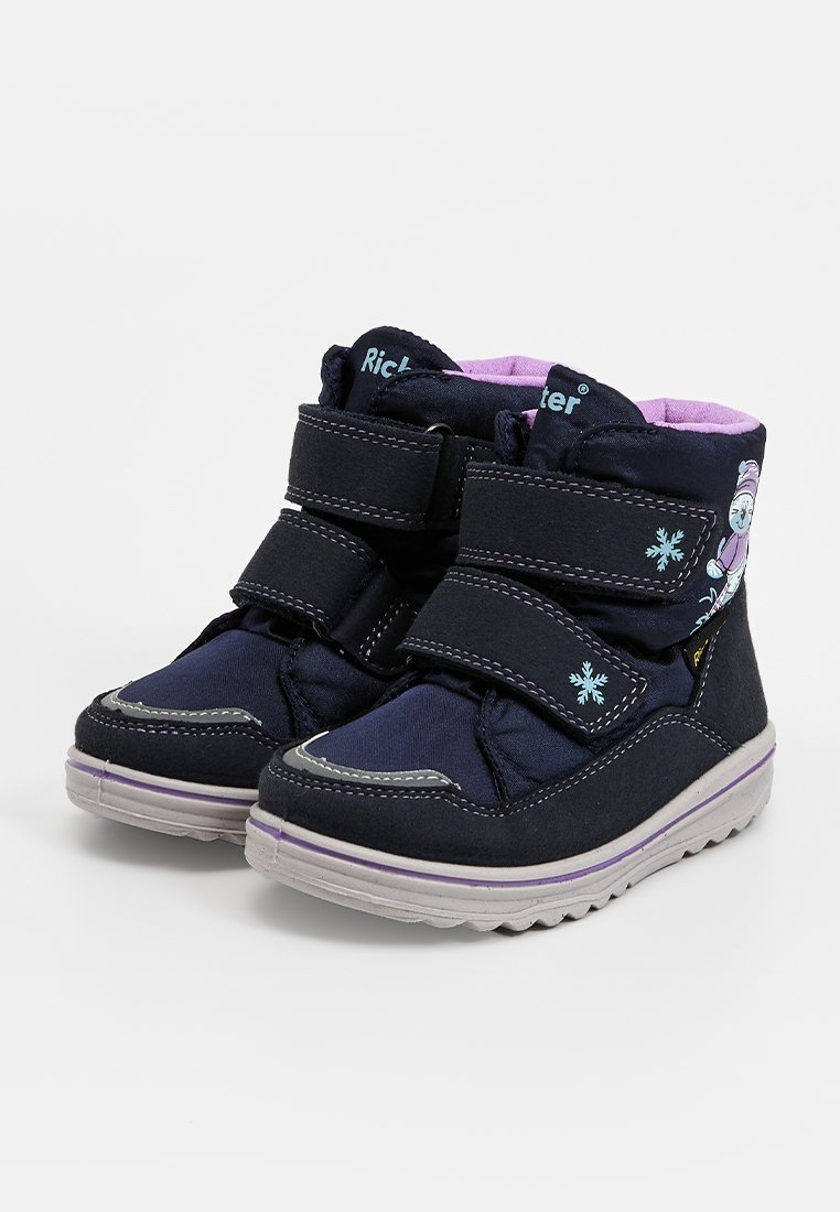 Dunkelblaue Stoffstiefel mit zwei Klettverschlüssen, lila Innenfutter, weißen Nähten und einem Schneemann-Motiv auf der Außenseite. Gummisohle.