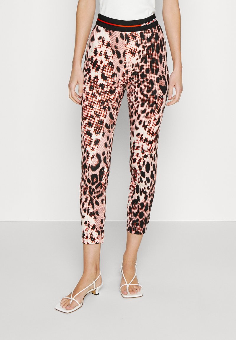 Leggings en imprimé léopard aux nuances de rose et de noir, avec une taille noire rehaussée d'une touche de rouge. Fabriqués dans un tissu extensible, de longueur cropped.