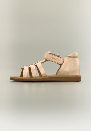 Sandalo per bambini in pelle color oro rosa con tacco chiuso, tre cinturini anteriori, cinturino alla caviglia con chiusura a Velcro e suola piatta in gomma.