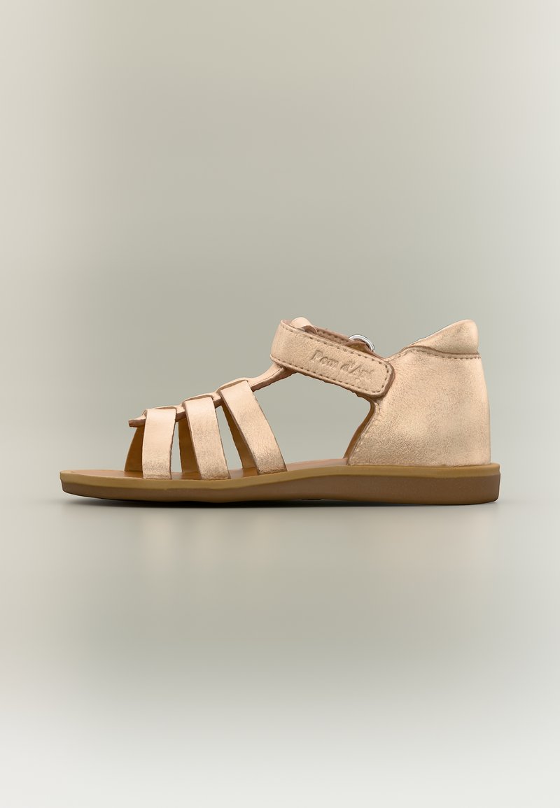 Sandale en cuir rose doré pour enfant avec talon fermé, trois brides avant, bride à la cheville avec fermeture Velcro et semelle plate en caoutchouc.