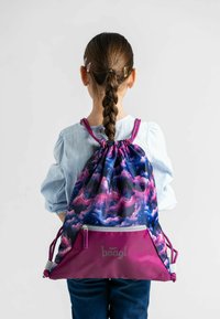 Zaino con coulisse in viola e blu, caratterizzato da un motivo nuvola e hardware in argento. Include una tasca frontale con zip e dettaglio del logo.