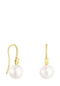 Orecchini a uncino d'oro, ciascuno con una singola grande perla bianca rotonda sospesa sotto un piccolo elemento decorativo in oro.