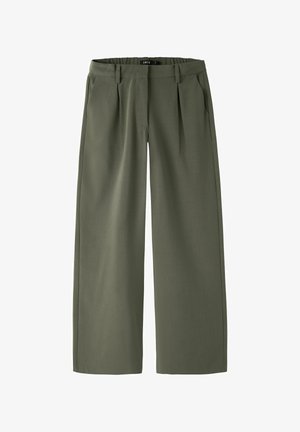 Olivevihreät leveälahkeiset housut, jotka on valmistettu sileästä kankaasta. Housuissa on korkea vyötärö, etuosassa laskokset ja vyölenkit.