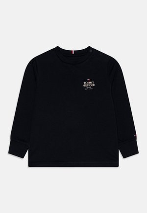 Czarna koszulka dla malucha z długim rękawem, z guzikiem na ramieniu, małym logo Tommy Hilfiger i napisem na piersi oraz detalami w postaci czerwono-biało-niebieskiej metki.