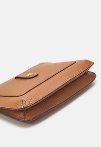 Lauren Ralph Lauren JAMEY CROSSBODY MEDIUM - Cross body bag - tan