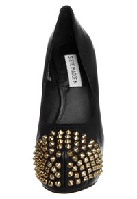 Scarpa nera con tacco alto e punta affilata, con dettagli in oro borchiati nella zona della punta e realizzata in pelle liscia.