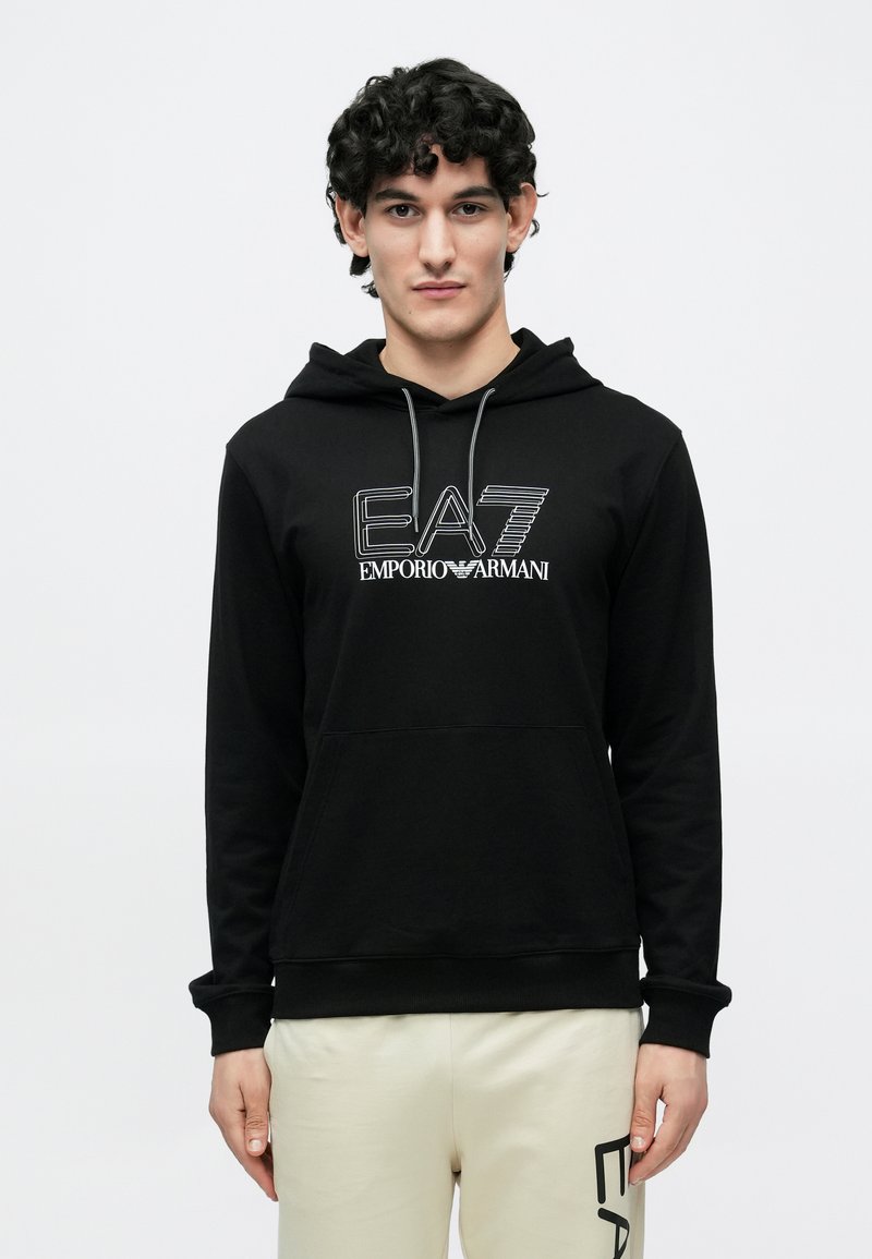 Čierna mikina s kapucňou z mäkkej látky s predným vreckom. Obsahuje biele logo EA7 Emporio Armani. Nastaviteľný šnúrka na kapucni.