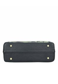 Zwarte leren tas met een gestructureerd oppervlak, gouden hardware, platte bodem en een groene patroon bovenkant. Rectangulaire vorm, duurzame uitstraling.