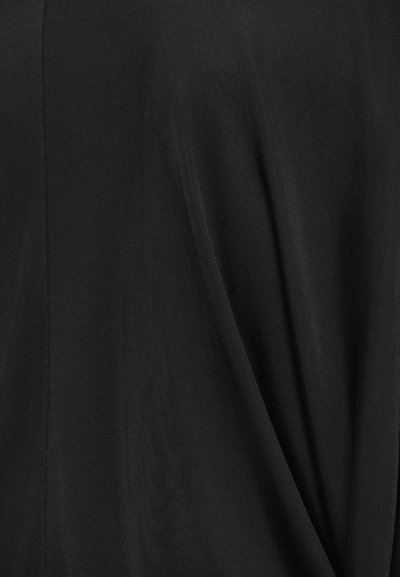 Melna auduma ar gludu, diagonālu locījumu un vertikālu šuvi, kas iet pa kreiso pusi, rādot tekstūru un vieglu spīdumu.