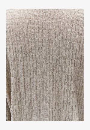 Světle béžová texturovaná tkanina s mačkaným vzorem, která má vertikální rýhy a měkký, tkaný vzhled. Žádné viditelné hardwarové prvky nebo ozdoby.