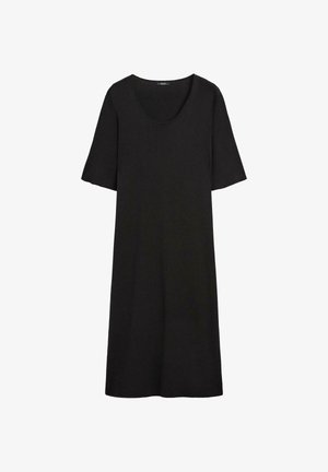 Czarna sukienka do kolan z krótkimi rękawami i okrągłym dekoltem, przedstawiona na białym tle.