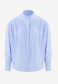 Lichtblauwe blouse met lange mouwen, hoge kraag, knoopsluiting en zachte textuur; heeft plooien langs de schouders en de achterkant.