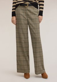 Pantaloni a gamba larga con motivo a quadri verde e accenti beige, caratterizzati da una vita alta e una cintura nera con fibbia circolare dorata.