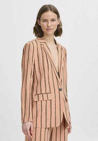 Blazer a righe in pesca e marrone. Tessuto morbido con una vestibilità comoda, chiusura con un solo bottone e rever. Presenta una tasca frontale.