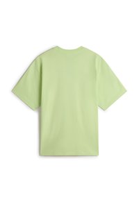 Camiseta de algodón verde claro, de manga corta, con cuello redondo y corte relajado. Textura suave sin patrones ni adornos visibles.