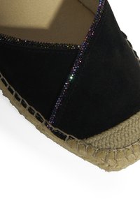 Espadrille en suède noir avec une semelle en jute texturé. Présente un accent multicolore scintillant le long du bord, conçu pour le confort et le style.