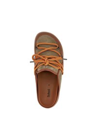 Hnědé a béžové nazouvací boty s oranžovými tkaničkami, koženým svrškem a gumovou podrážkou. Disponují elegantním designem a kulatou špičkou.