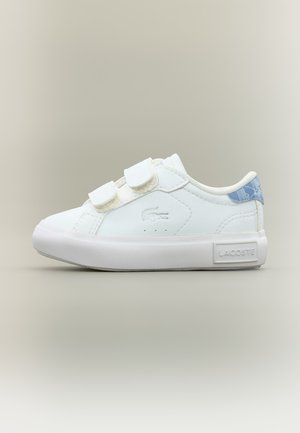 Basket enfant blanche avec deux bandes velcro blanches, languette de talon bleue à motif, logo Lacoste sur le côté et le talon, sur fond neutre.