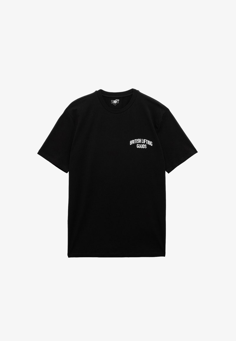 Camiseta de algodón negra con cuello redondo y mangas cortas. Pequeño estampado en blanco que dice "BRITISH LIFTING GOODS" en el lado izquierdo del pecho.