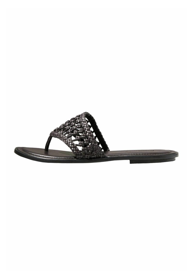 Sandale plate noire avec bride en cuir tressé et entre-doigt, dotée d'une semelle fine et d'un design ouvert pour un usage décontracté.