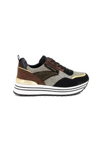 Sneakers con un design a texture mista caratterizzati da tessuto nero, suede marrone, dettagli dorati e pannelli grigio scintillanti; suola a strisce bianche e nere.