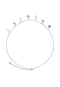Sølvfarget kjede med forskjellige himmelske charms, inkludert måner, en stjerne og perleaksenter, med en lås med hummerklips.