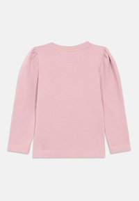 Μακρυμάνικη μπλούζα σε σκόνη ροζ για νήπια με ελαφριές ραφές στους ώμους, στρογγυλή λαιμόκοψη και ίσια κωδική, απεικονιζόμενη από πίσω σε λευκό φόντο.